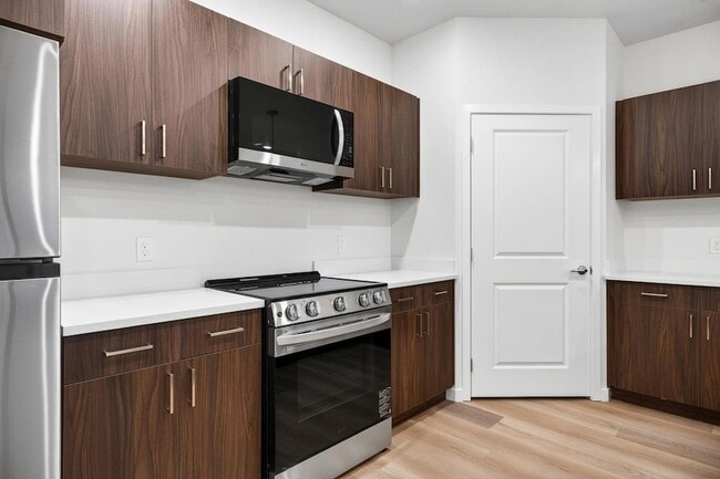 Building Photo - 983 W State St