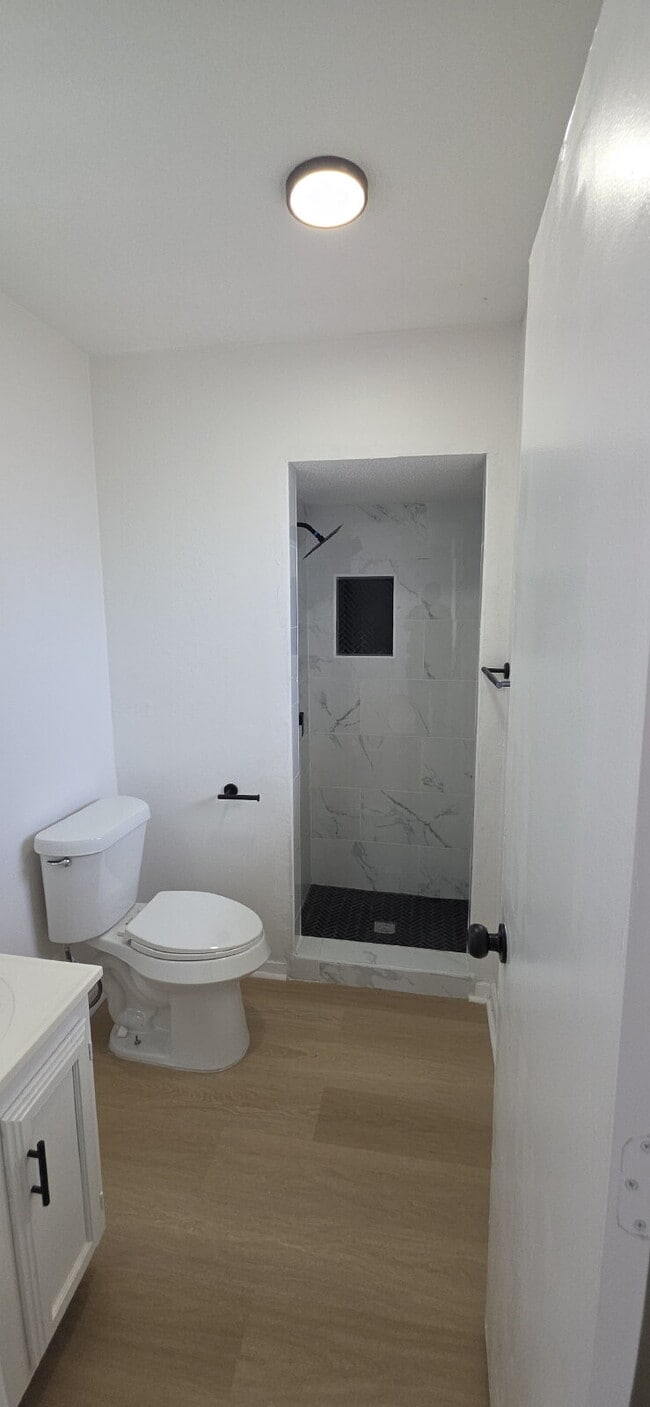 Building Photo - Beautifully remodeled first-floor condo with 2 bed & 2 bath