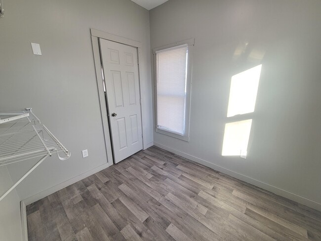 Building Photo - 533 Deleon St