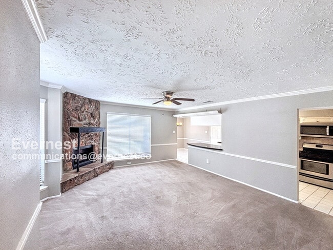 Building Photo - Stunning 3 Bed, 2.5 Bath Home with Modern ...