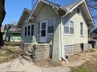 Building Photo - 2 bed 1 bath house $995