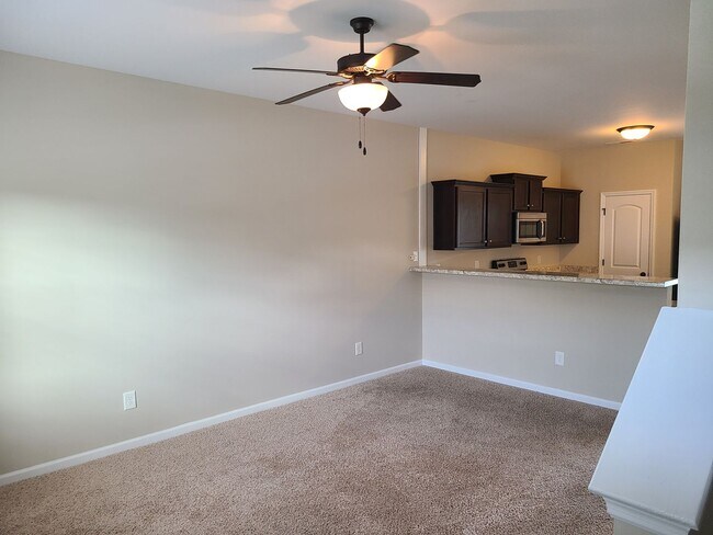 Building Photo - 2 Bedroom, 2.5 Bath Townhouse located in S...