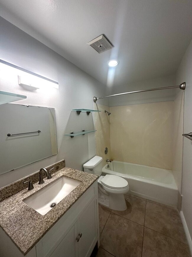 Building Photo - For Lease- Cozy and comfortable Two Bedrooms top floor unit
