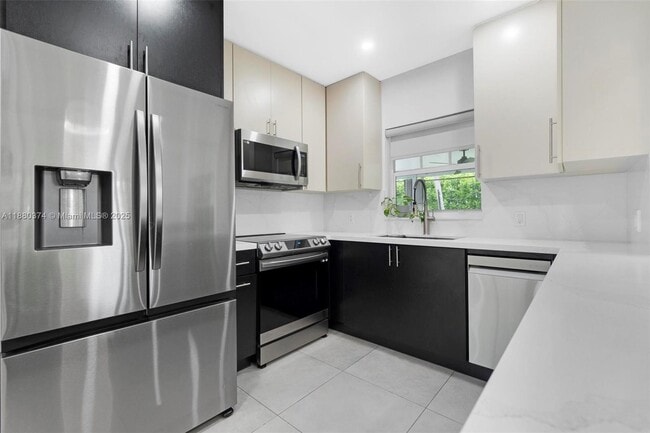 Building Photo - 570 SW 45th Ave