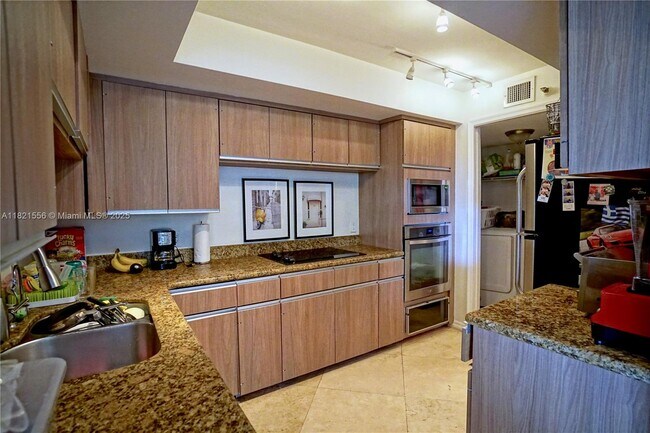 Building Photo - 2843 S Bayshore Dr