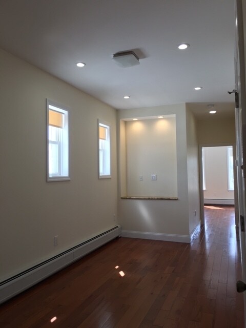 Building Photo - 42 Beacon Ave