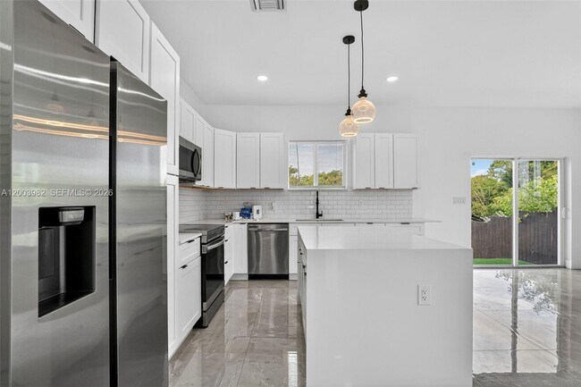 Building Photo - 655 NW 24th Ave