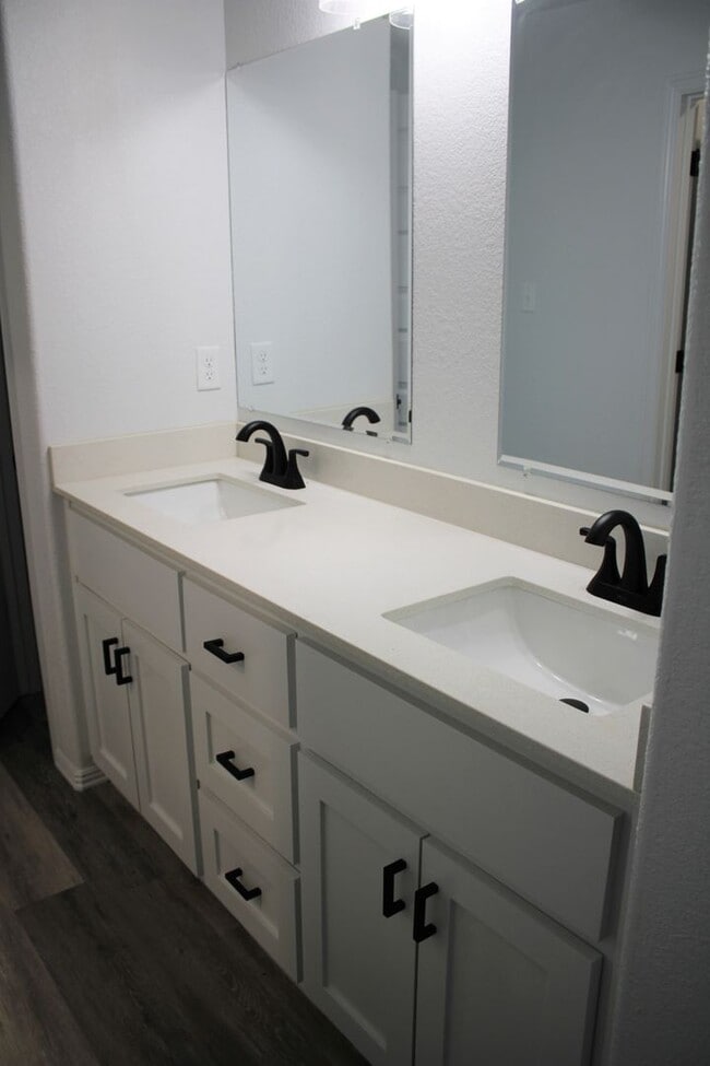 Building Photo - COX-NORTHRIDGE DR-1