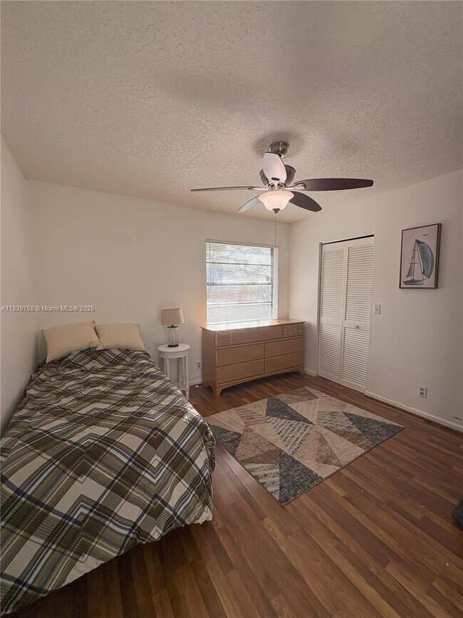 Building Photo - 730 Daffodil Dr