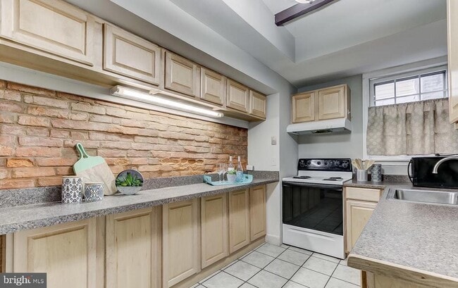 Building Photo - 825 S Charles St