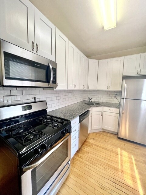 Building Photo - 3917 N Southport Ave