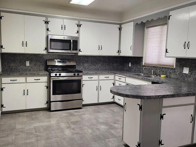 Building Photo - 1260 S Klein Ave