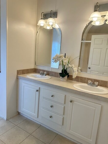 Building Photo - 11941 Watergate Cir