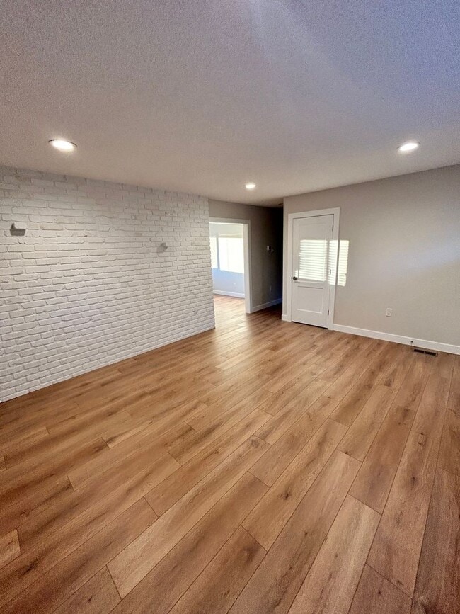 Building Photo - Rare 5-bedroom House with 1 Car Garage in ...