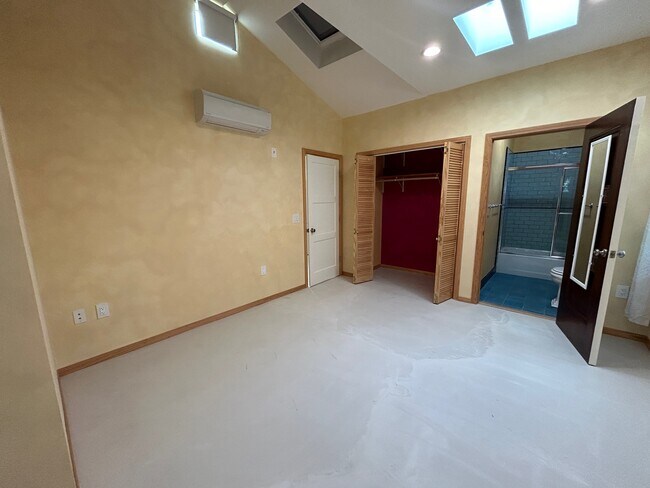 Building Photo - 1178 N Alexandria Ave