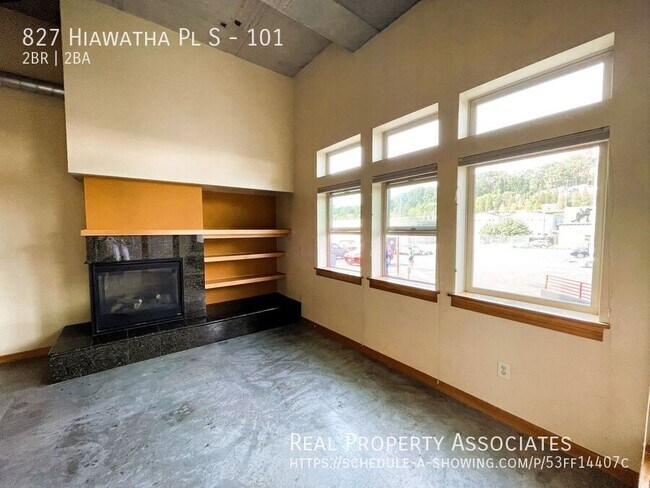 Building Photo - 827 Hiawatha Pl S