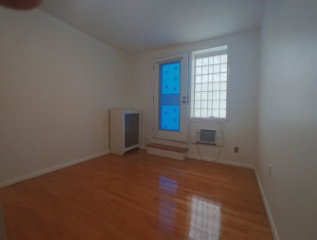 Building Photo - 10513 Metropolitan Ave