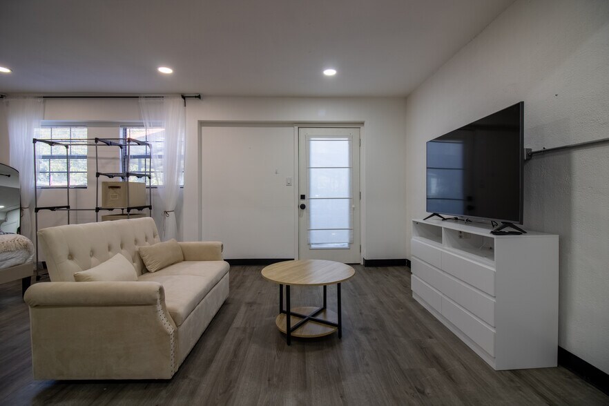 Living Area - 614 Barchester Dr