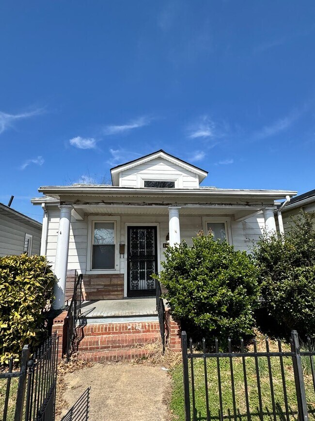 Building Photo - 2 bedroom house in Church Hill! Central air, yard, all electric and laundry!