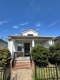 Building Photo - 2 bedroom house in Church Hill! Central air, yard, all electric and laundry!