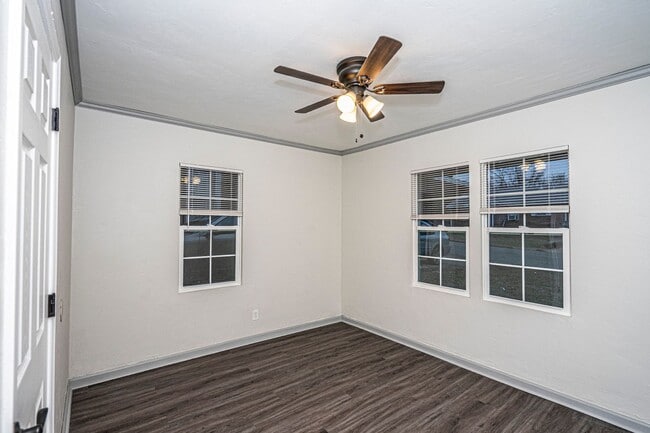 Building Photo - Updated 3 Bed 1 Bath - Large fenced in yar...