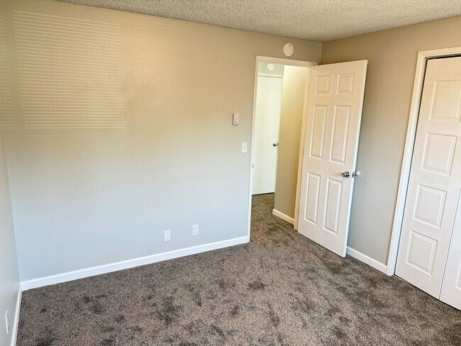Building Photo - Updated 2 bedroom 1 bathroom dulpex in Springfield!