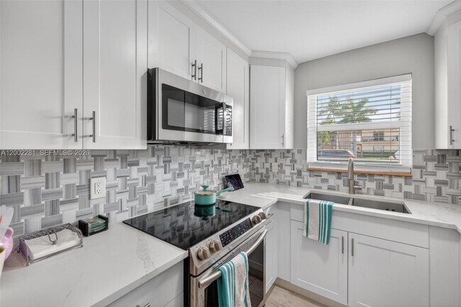 Building Photo - 419 S Crescent Dr