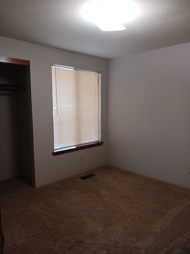 Building Photo - Introducing a meticulously maintained 3 bedroom, 2 bath gem!