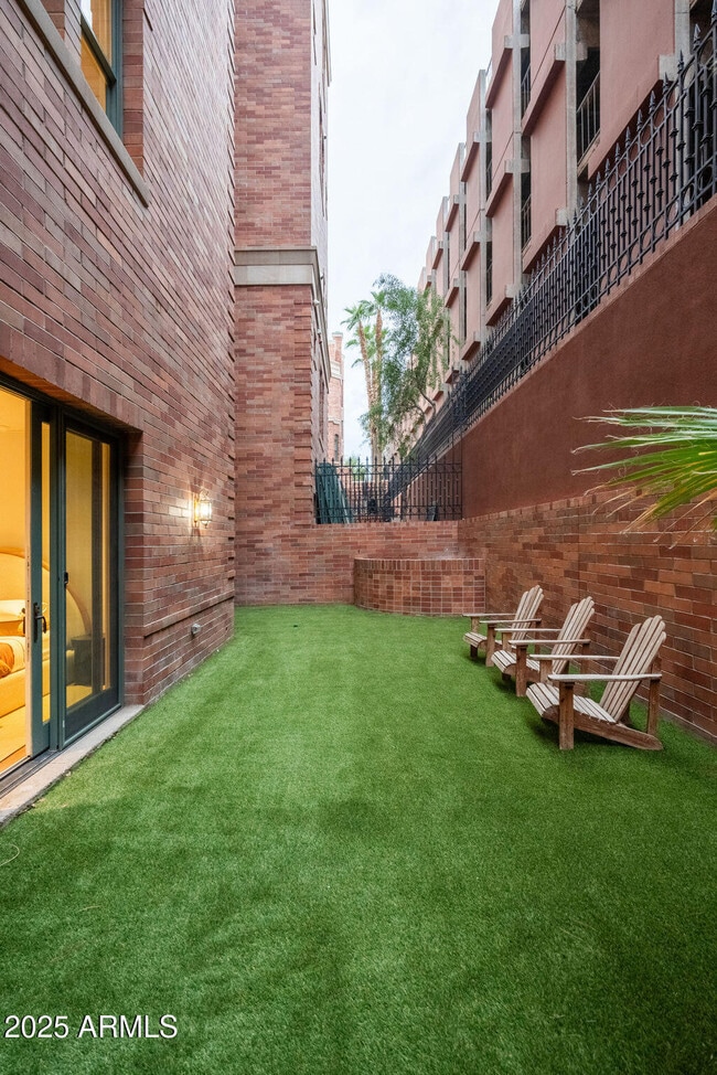 Building Photo - 50 W Palm Ln