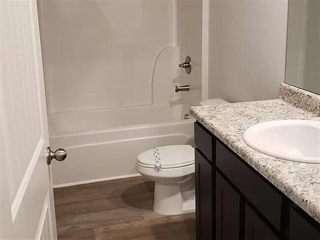 Building Photo - Move in Ready!