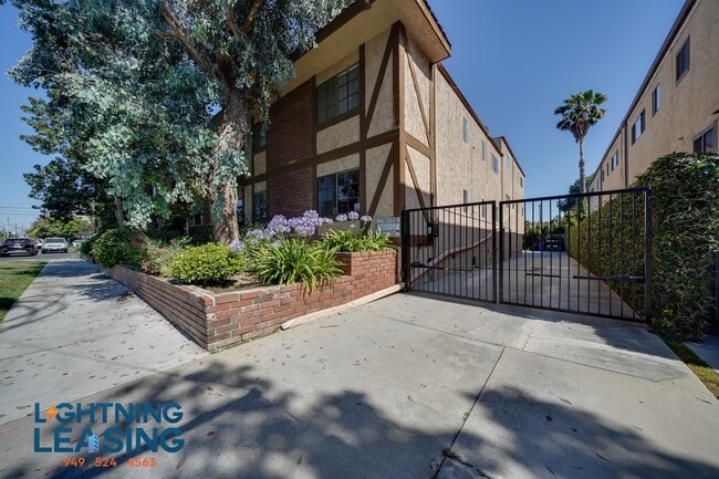 Building Photo - 14632 Magnolia-204D
