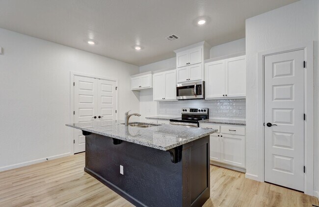 Building Photo - Stunning Newer Duplex with Private Backyard in Edmond!