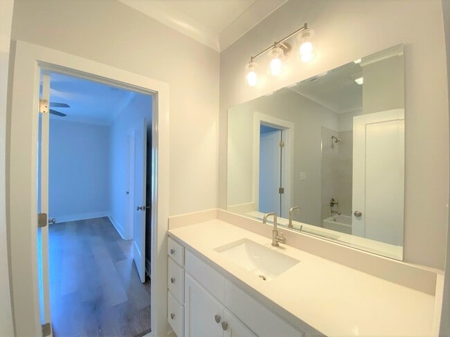 Building Photo - 2 Bedroom Off Jefferson Near Highland