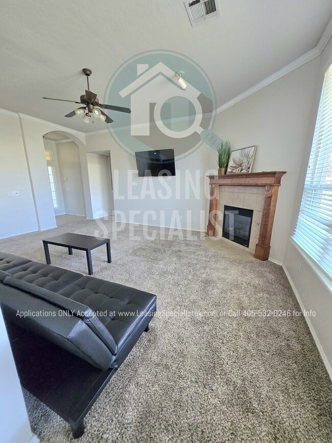 Building Photo - Spacious Southwest OKC 3 Bed 2 Bath Home W...