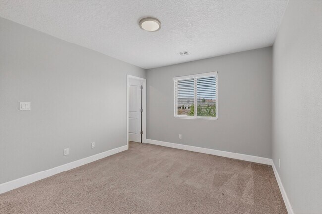 Building Photo - 5603 Linq Ct NE