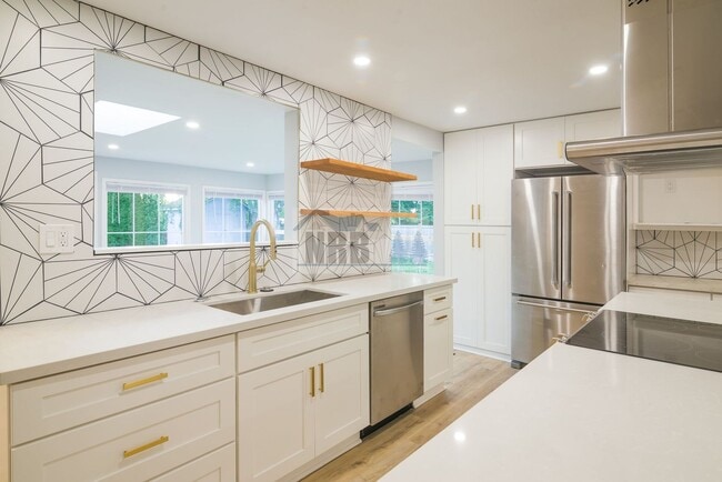 Building Photo - BRAND NEW 5 bed House in UP School District!