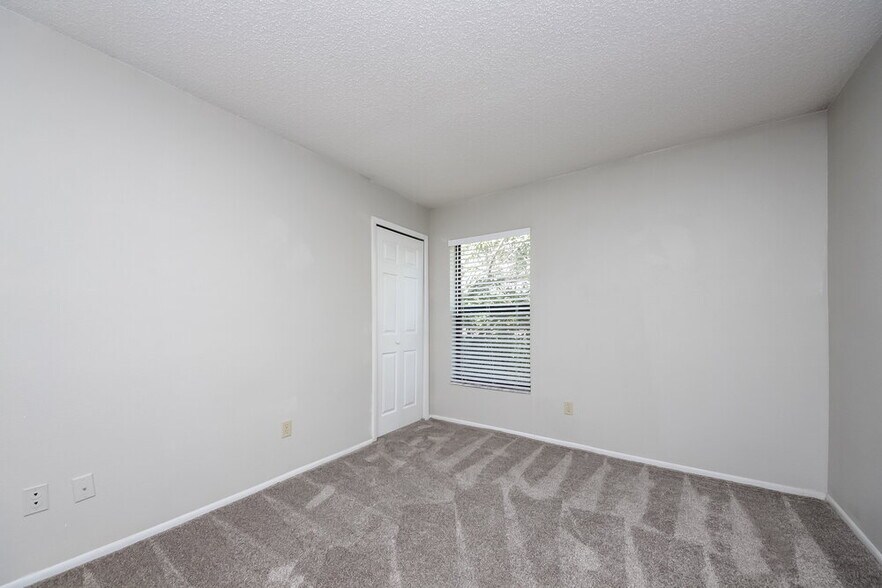 Building Photo - 5237 Desmond Ln
