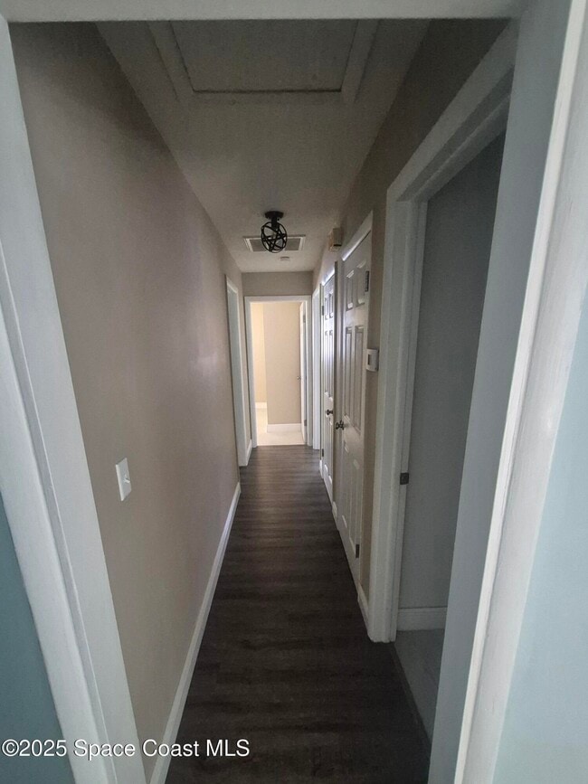 Building Photo - 333 Bahama Dr