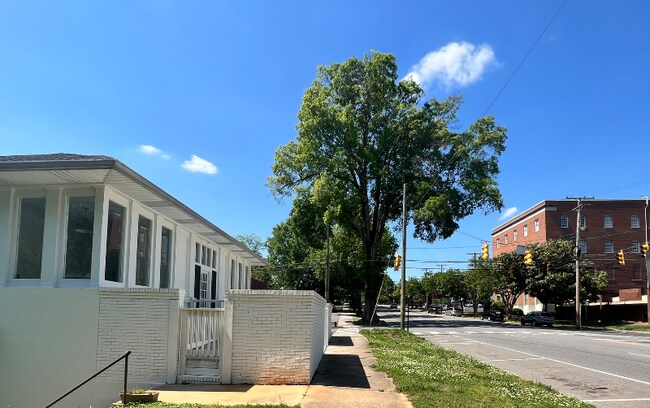 Building Photo - 502 S Center St