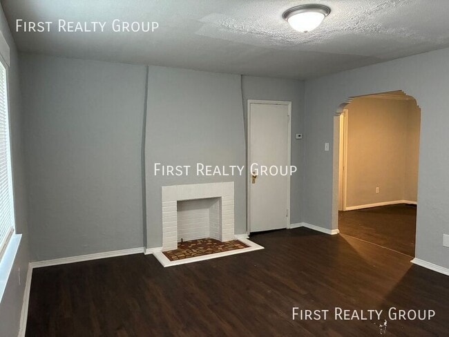 Building Photo - 2921 N Main St