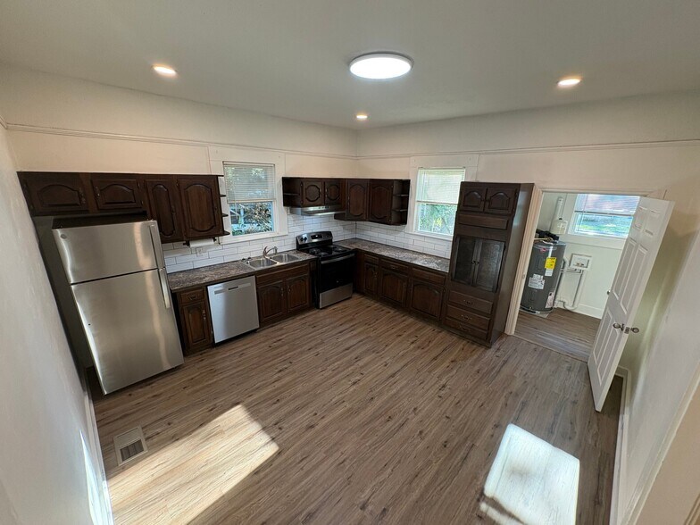 Building Photo - 409 Lilly Ave