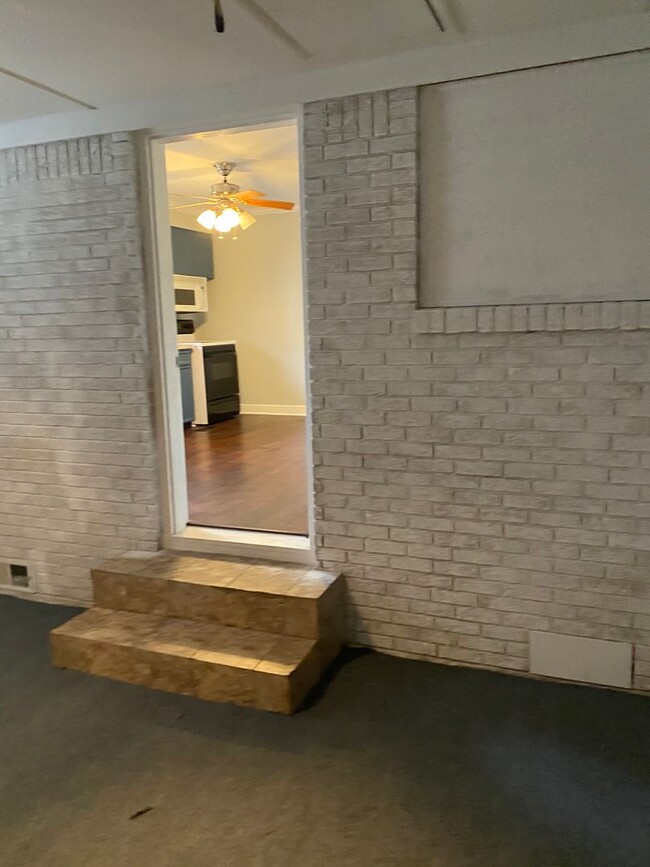 Building Photo - Contact Peggy Goodman 501 676 1758 or Heat...