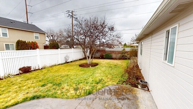 Building Photo - 739 S E Landen Dr