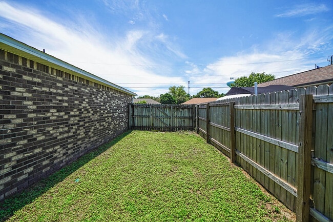Building Photo - 7216 Antoinette Cir