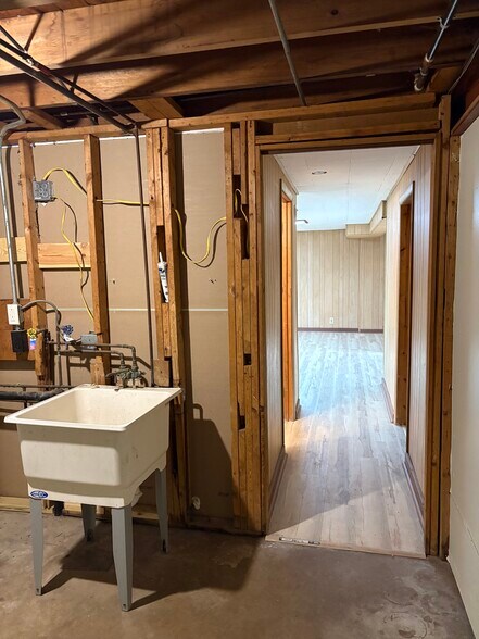Laundry room - 1728 Roosevelt St