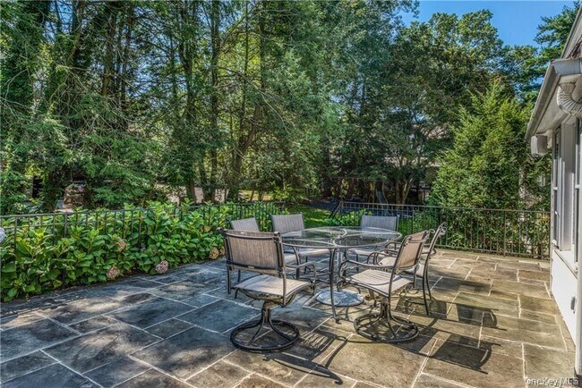 Building Photo - 25 Jerome Ave