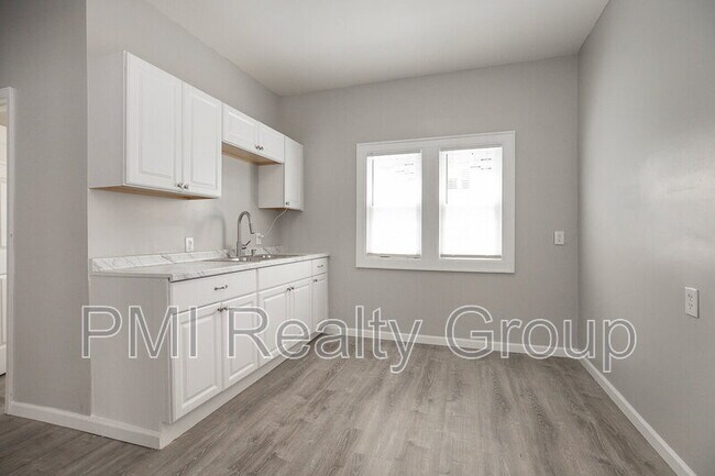 Building Photo - 3600 E 153rd St