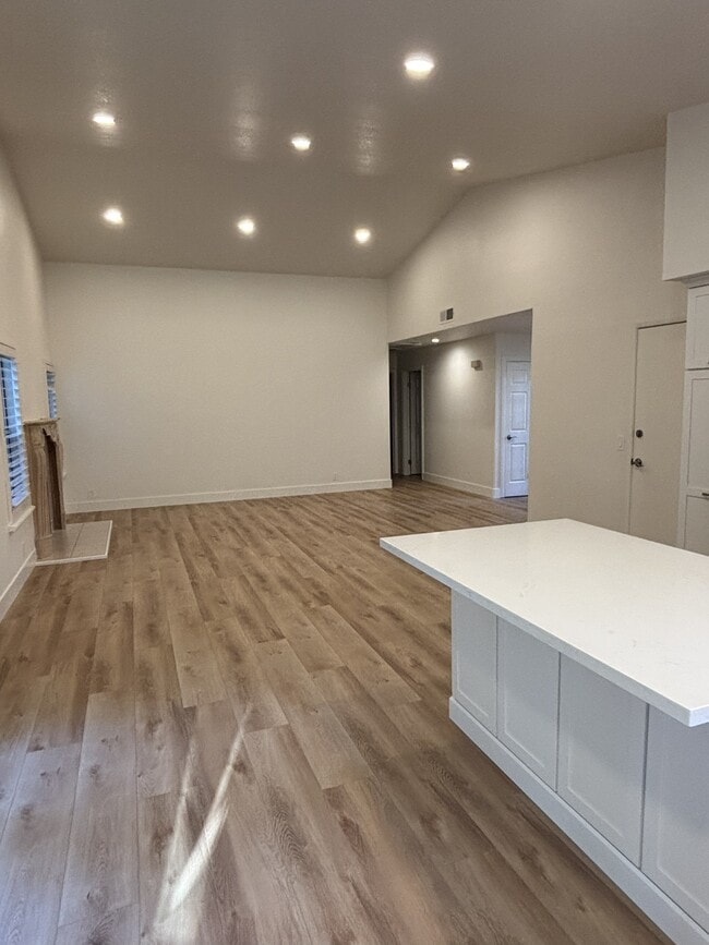 Building Photo - 34 Alvares Ct