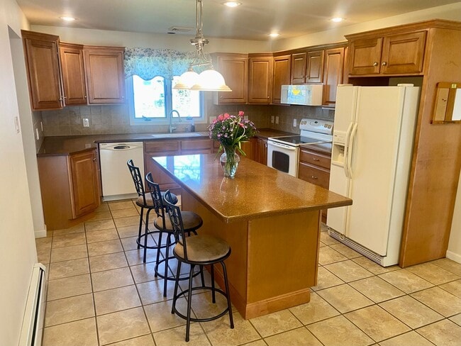 Building Photo - 3 Bedroom/2 Full Bath Ranch Near Air Produ...