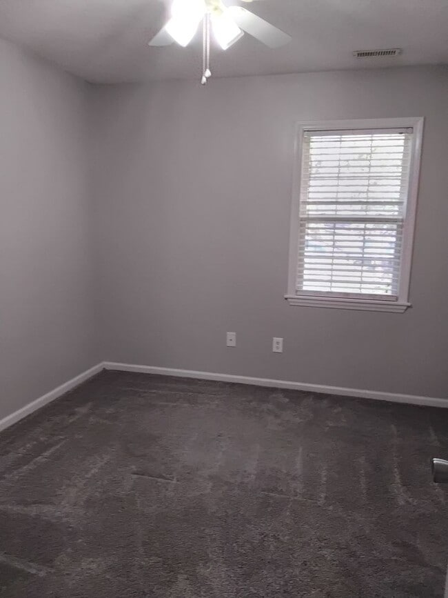 Building Photo - 422 Holly St